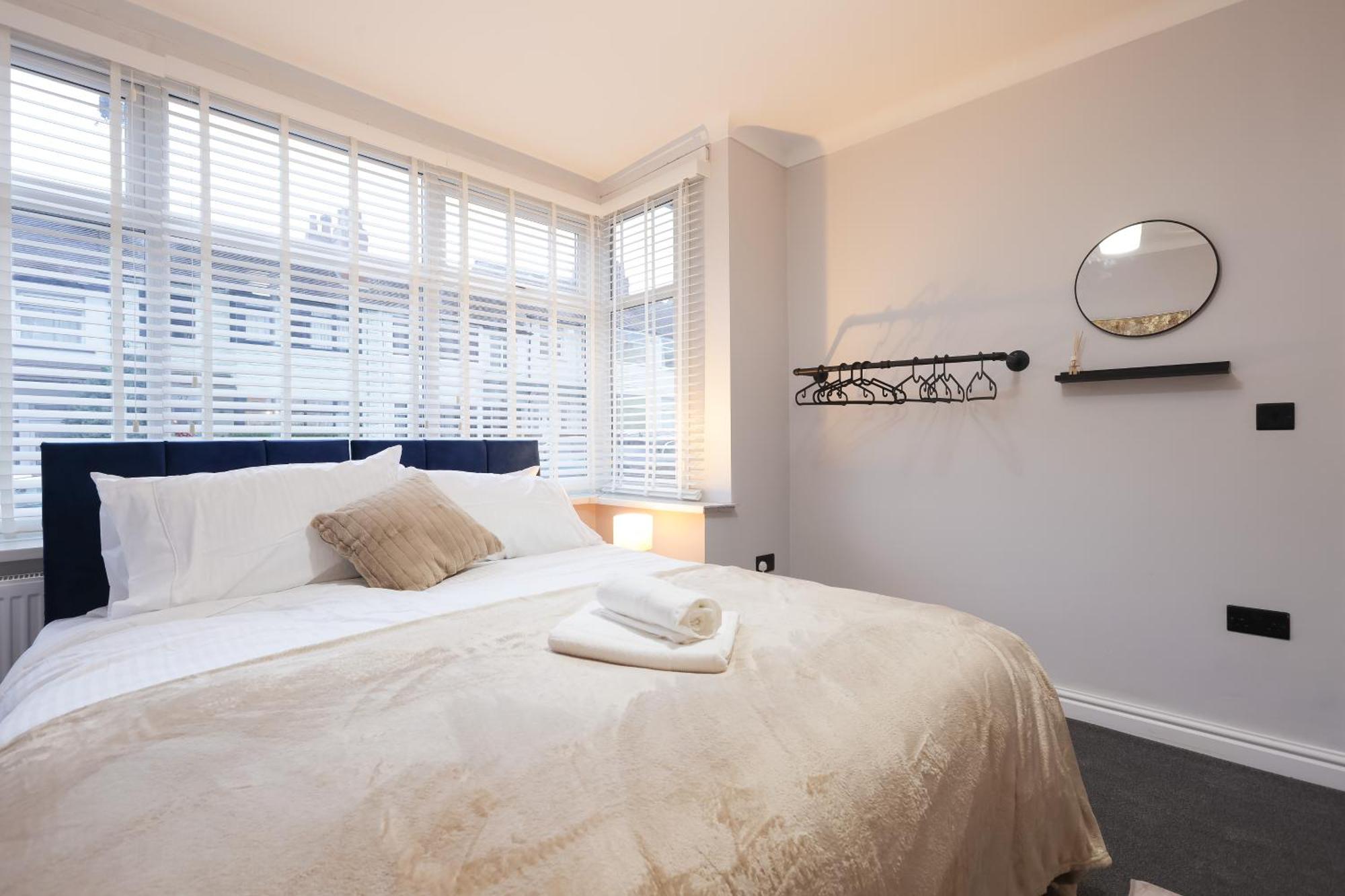 Apartment 4 Bdr Home, Sleeps 10, Contractor Leeds (West Yorkshire)