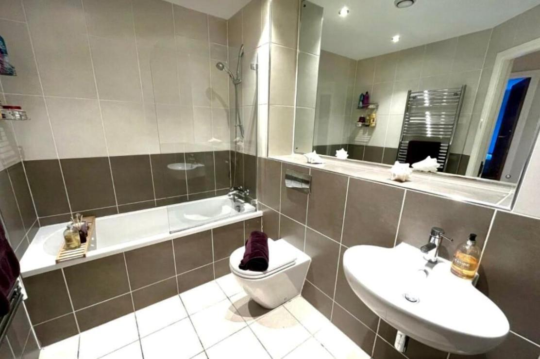 2 Bed, 2 Bath In Roundhay Apartment *