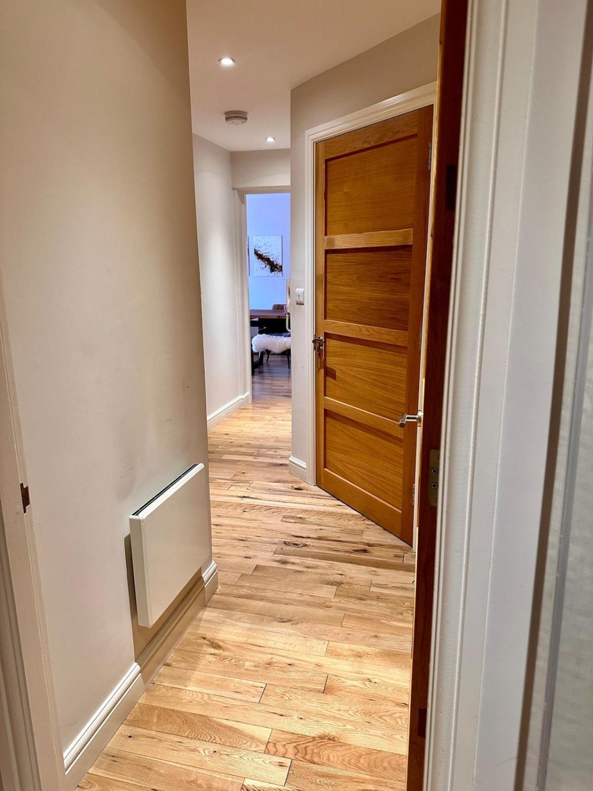 2 Bed, 2 Bath In Roundhay Apartment *