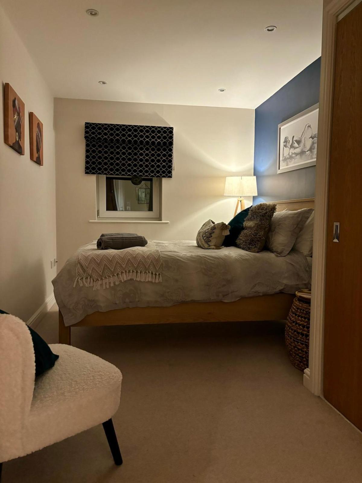 Apartment 2 Bed, 2 Bath In Roundhay *