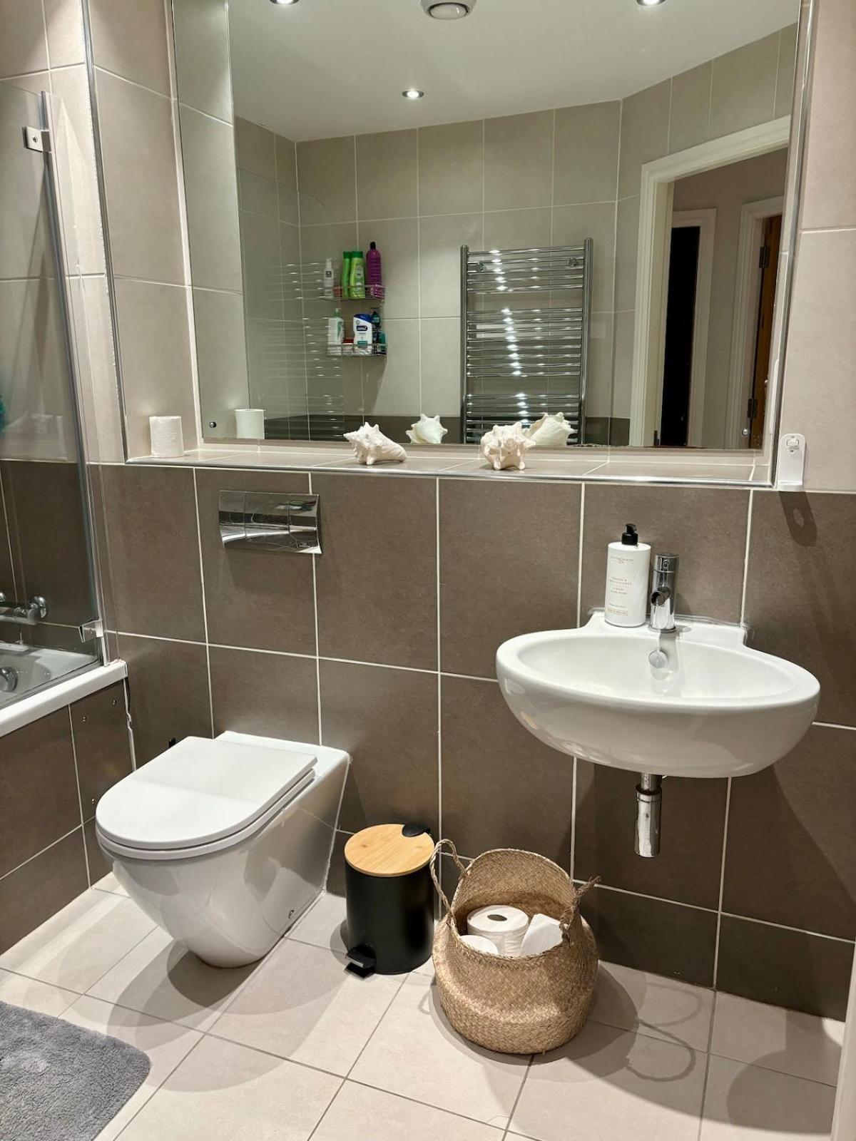 2 Bed, 2 Bath In Roundhay Apartment