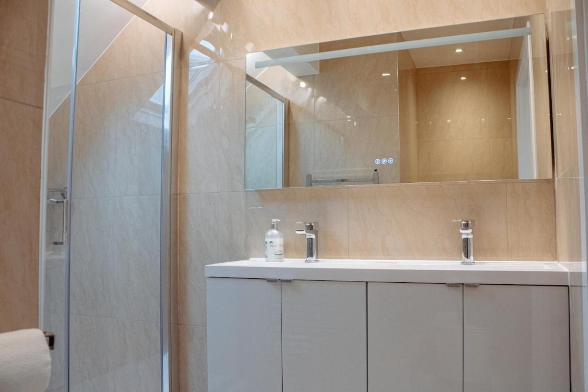 Spacious 13-bed In The Heart Of Headingley Holiday home