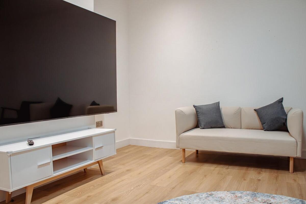 Spacious 13-bed In The Heart Of Headingley Holiday home *