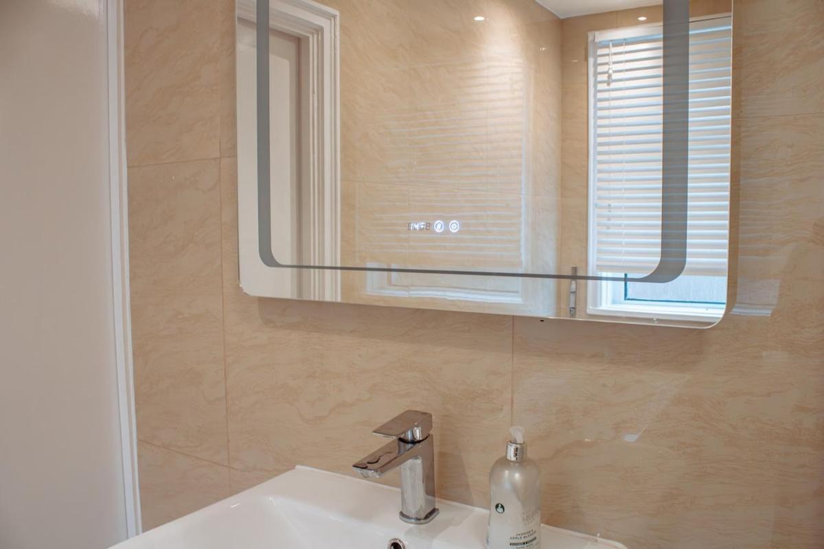 Spacious 13-bed In The Heart Of Headingley Holiday home