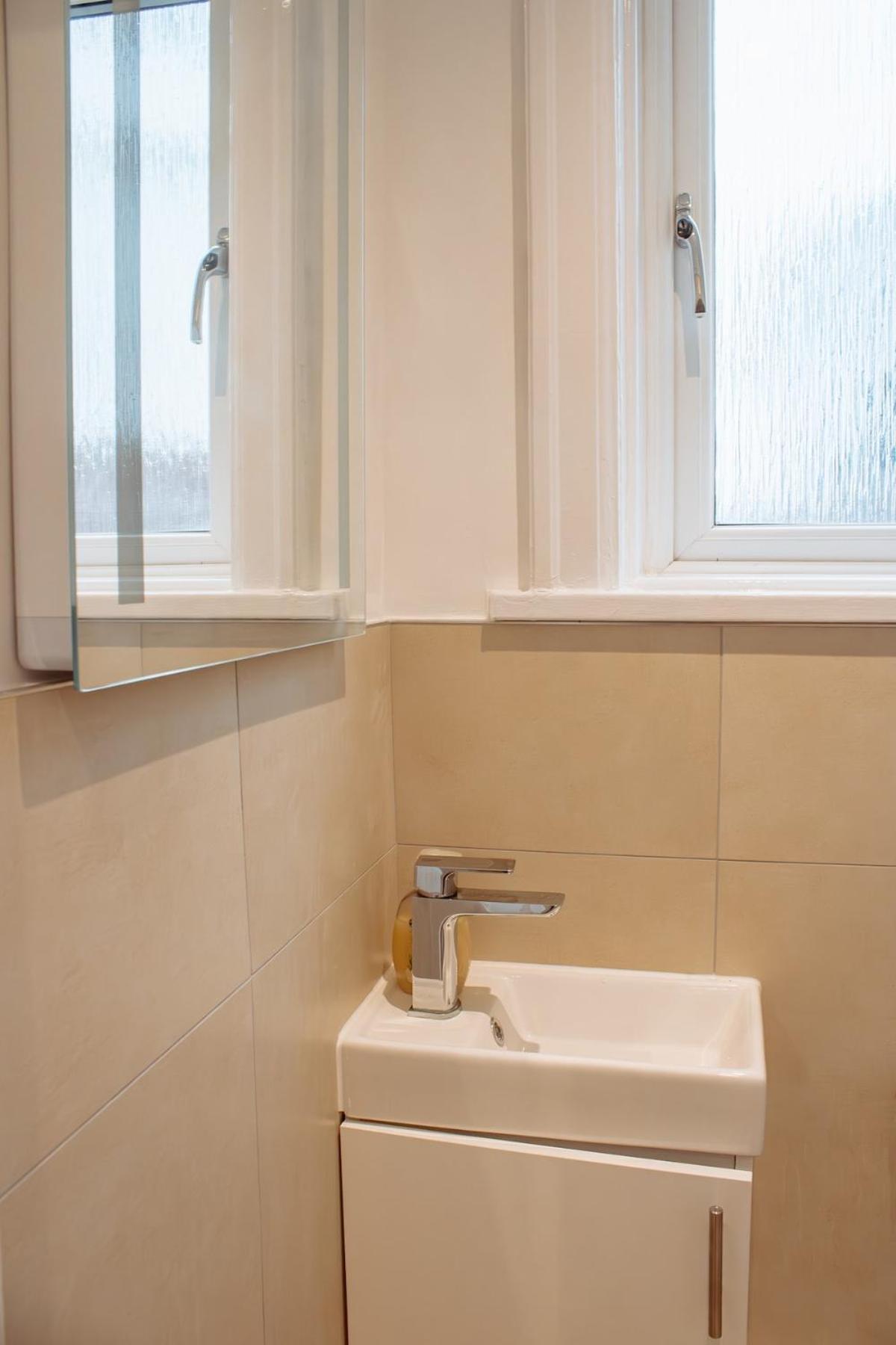 Spacious 13-bed In The Heart Of Headingley Holiday home