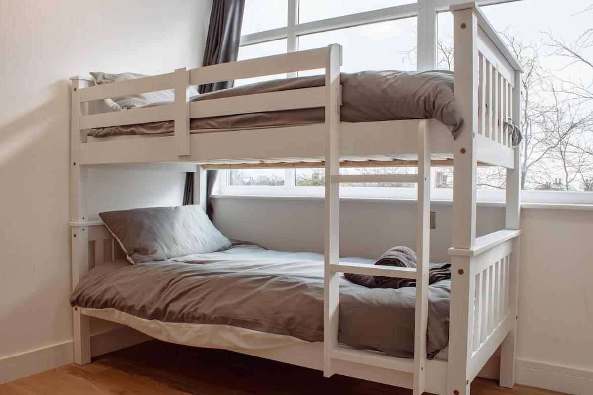 Spacious 13-bed In The Heart Of Headingley Holiday home Leeds (West Yorkshire)