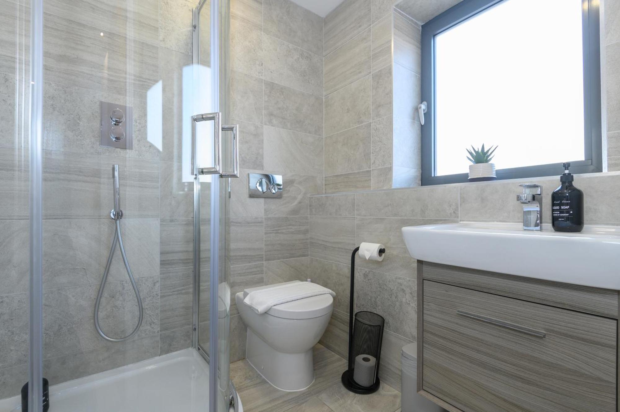 Superb 2 Bed With 2 En-suite - Leeds Centre With Underground Parking *