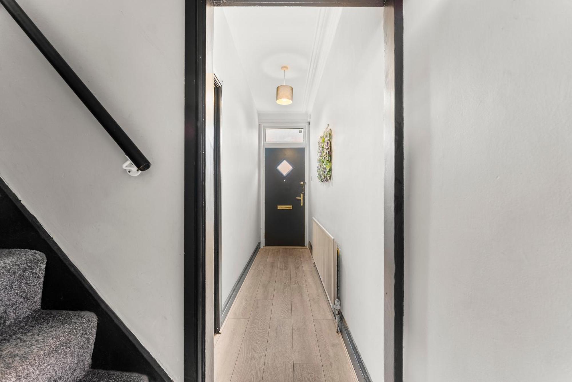 Holiday home Exquisite 4 Bed In Leeds - Sleeps 10 - Parking *