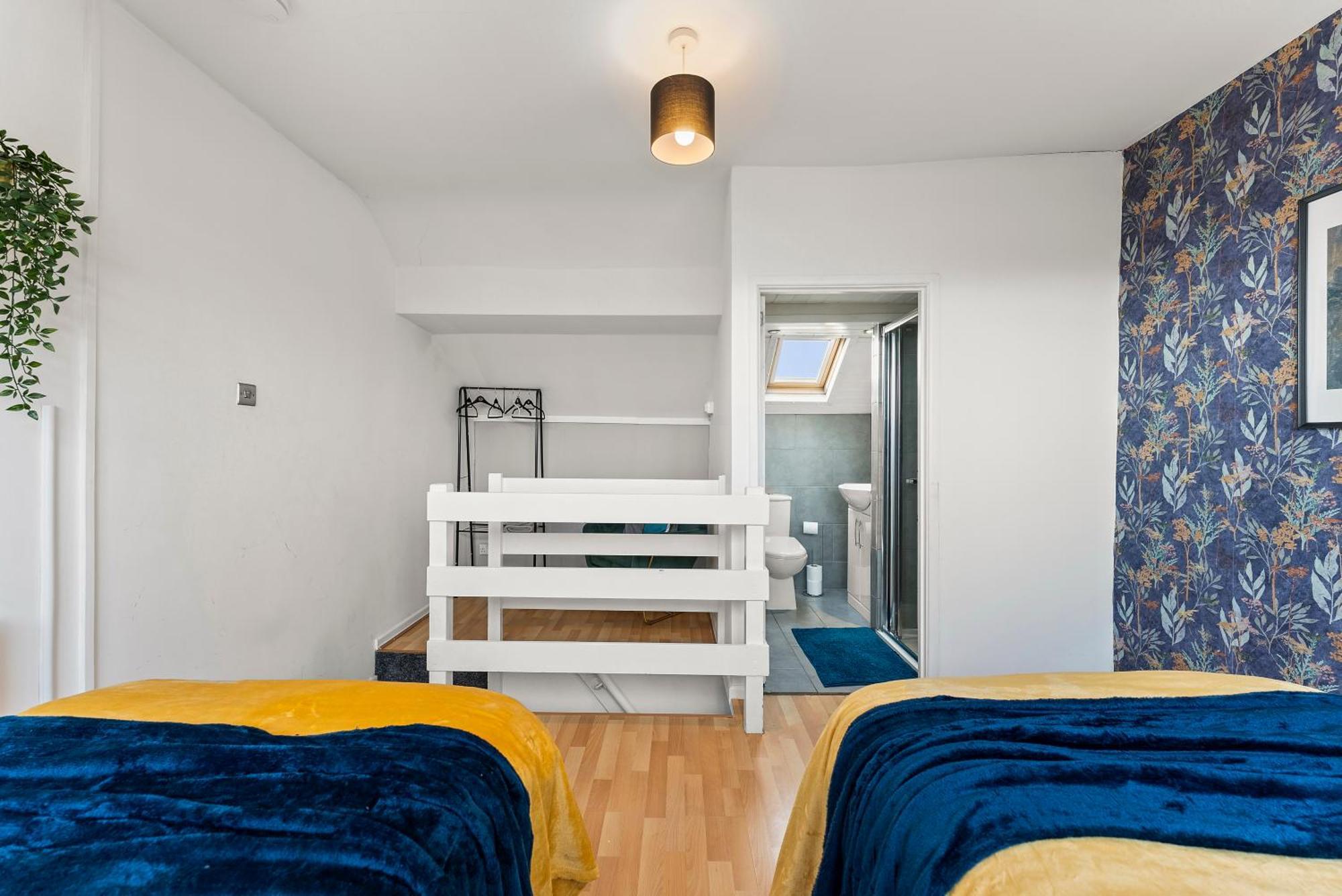 Exquisite 4 Bed In Leeds - Sleeps 10 - Parking *