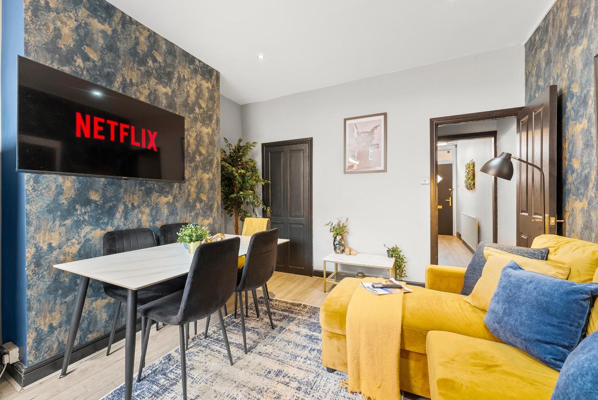 Exquisite 4 Bed In Leeds - Sleeps 10 - Parking Holiday home