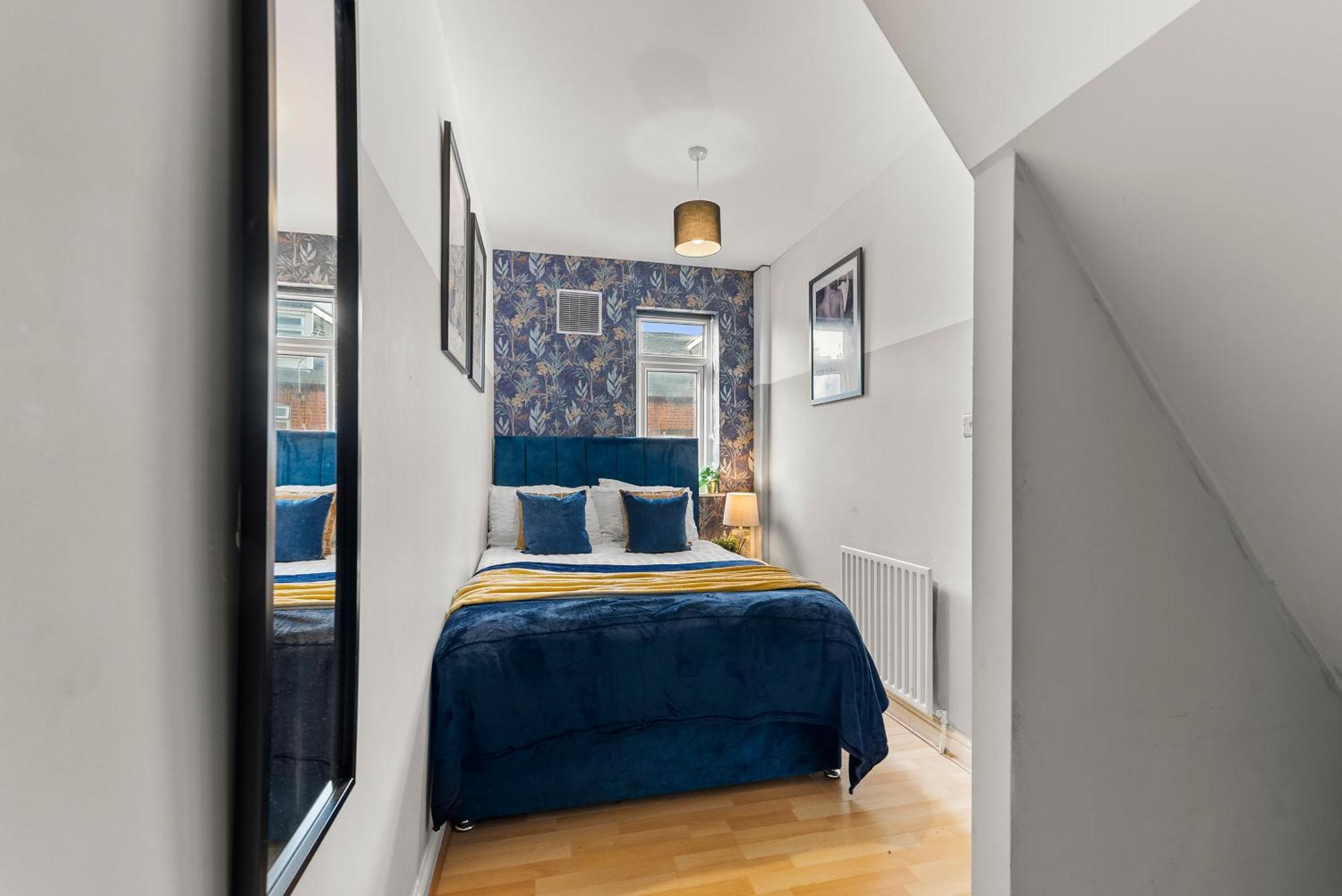 Exquisite 4 Bed In Leeds - Sleeps 10 - Parking Holiday home *