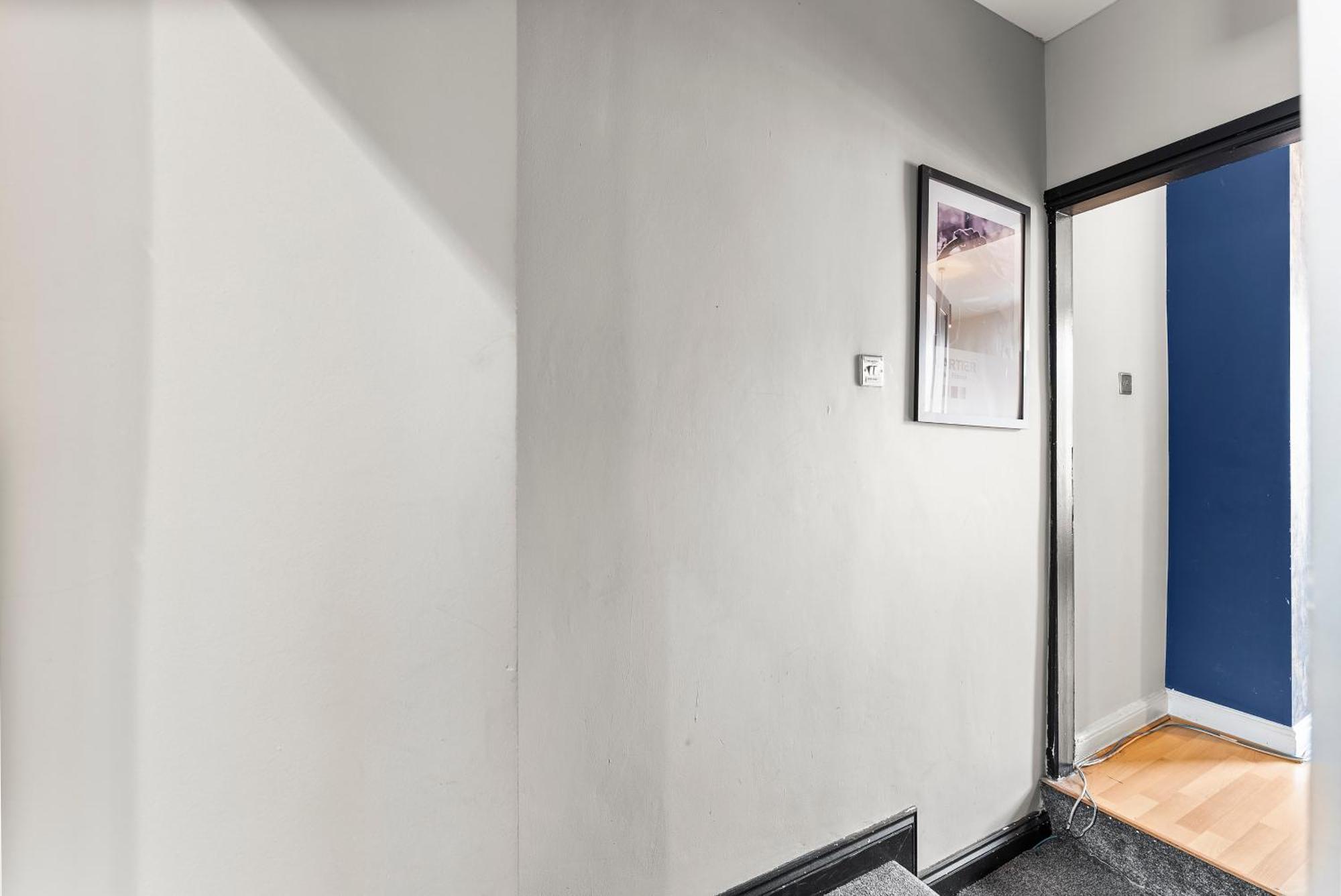 Exquisite 4 Bed In Leeds - Sleeps 10 - Parking Holiday home Leeds (West Yorkshire)