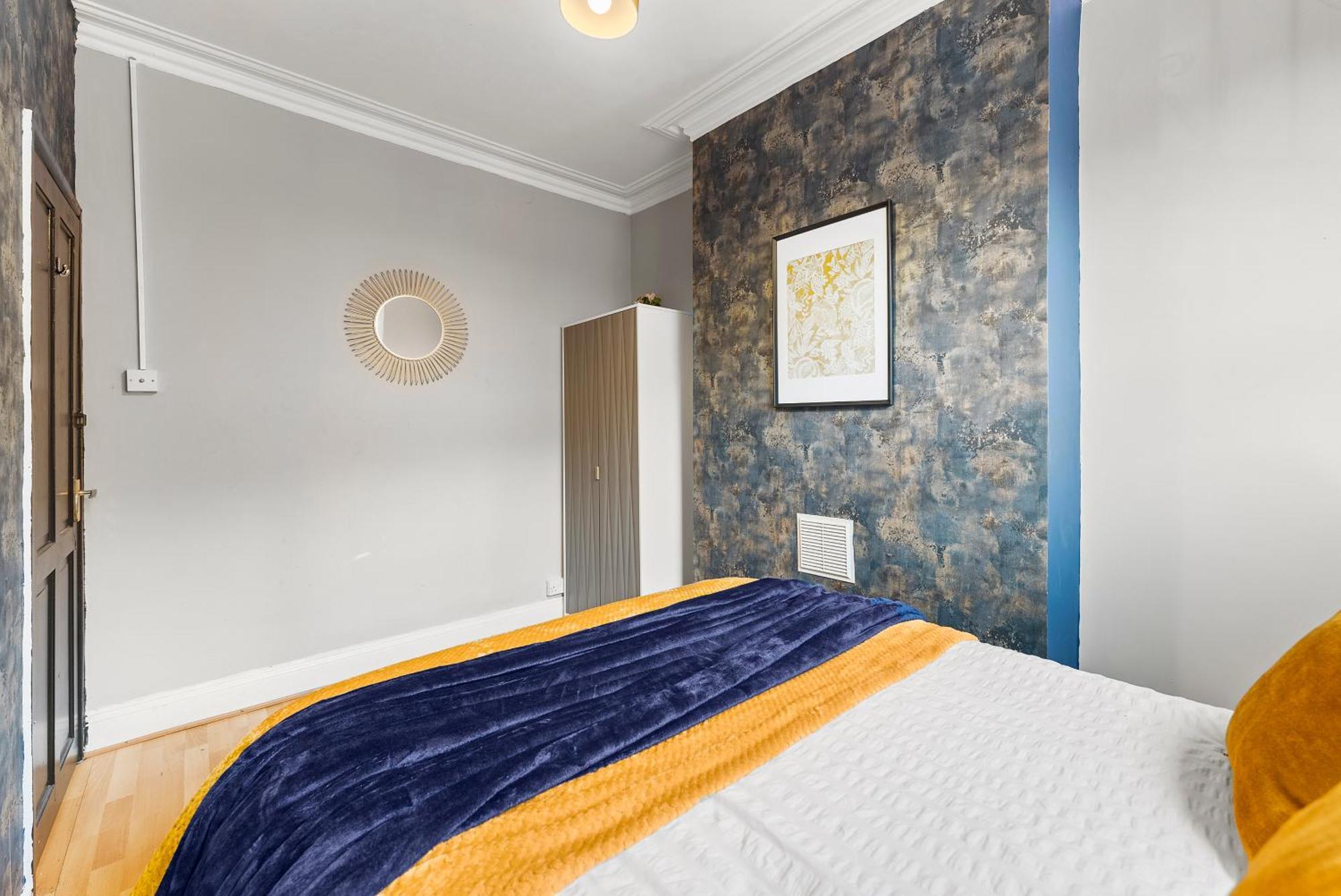 Exquisite 4 Bed In Leeds - Sleeps 10 - Parking Holiday home Leeds (West Yorkshire)