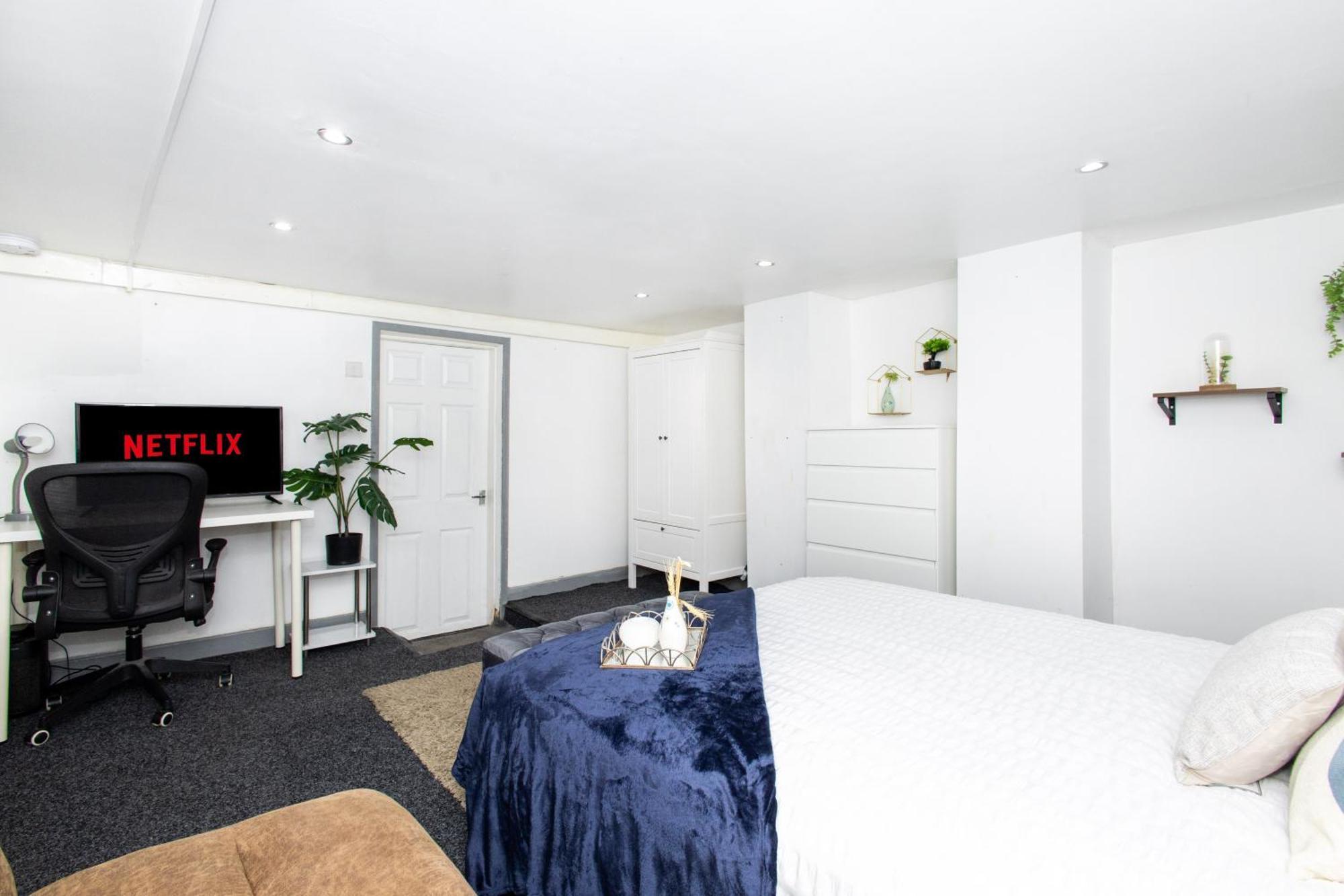 Exclusive - Close To Centre, Contactless Entry, Free Parking, Wifi & Netflix Apartment