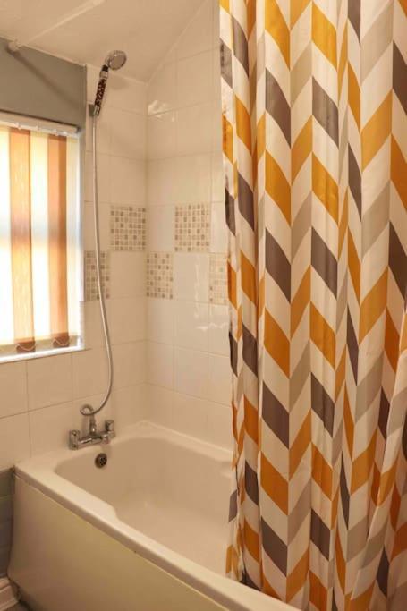 Stunning Free Wifi &parking Apartment