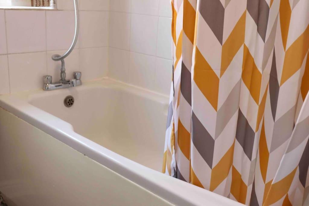 Stunning Free Wifi &parking Apartment