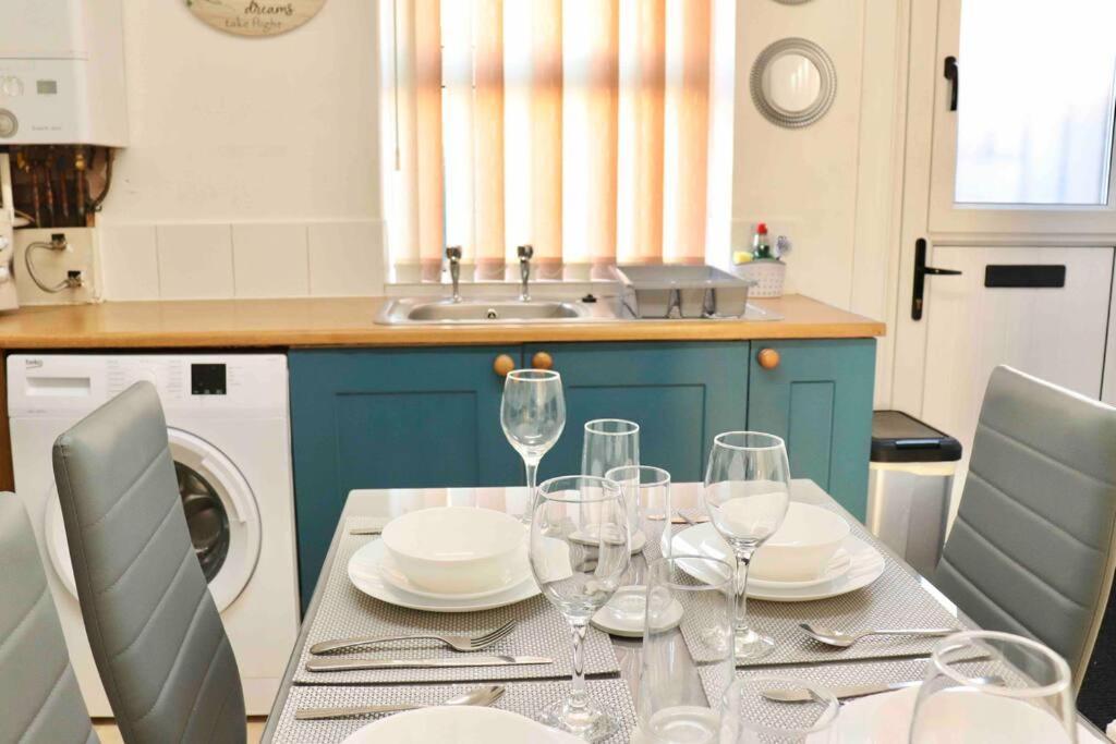 Stunning Free Wifi &parking Apartment