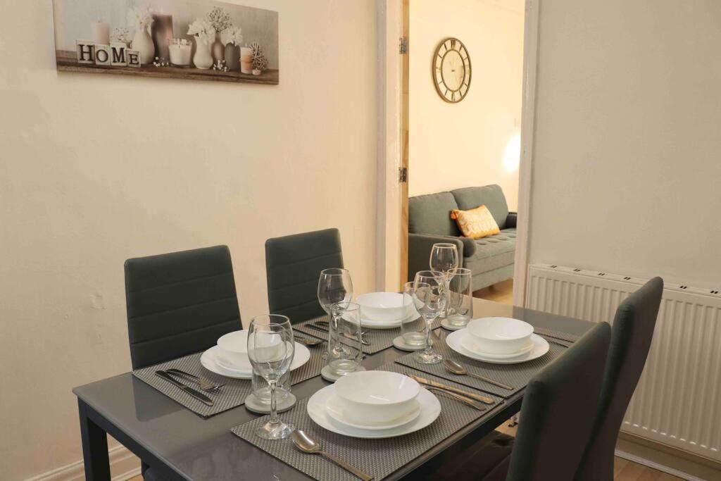 Stunning Free Wifi &parking Apartment *