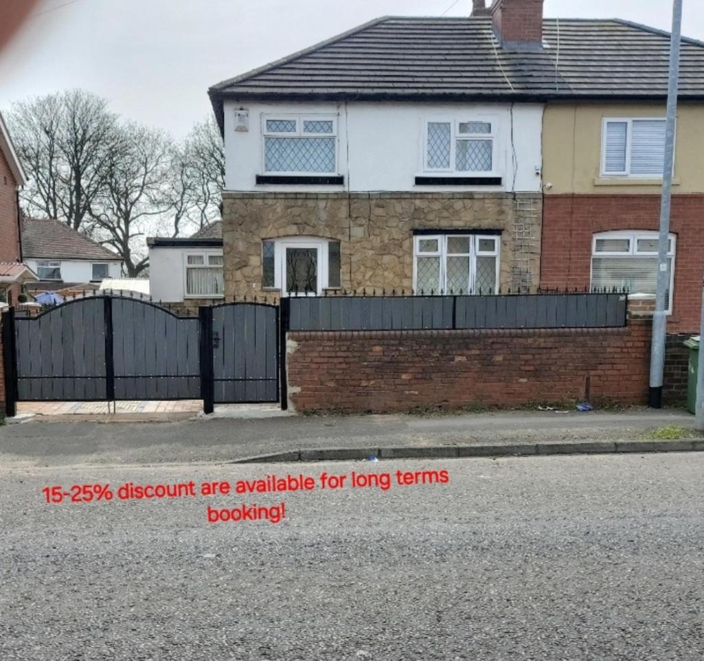 Holiday home Modern 3 Bedroom House, 3 Bathroom, Secure Parking, Wi-fi & Garden *