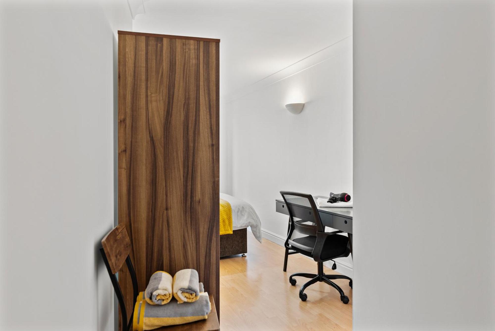 9, Plaza Apartment *