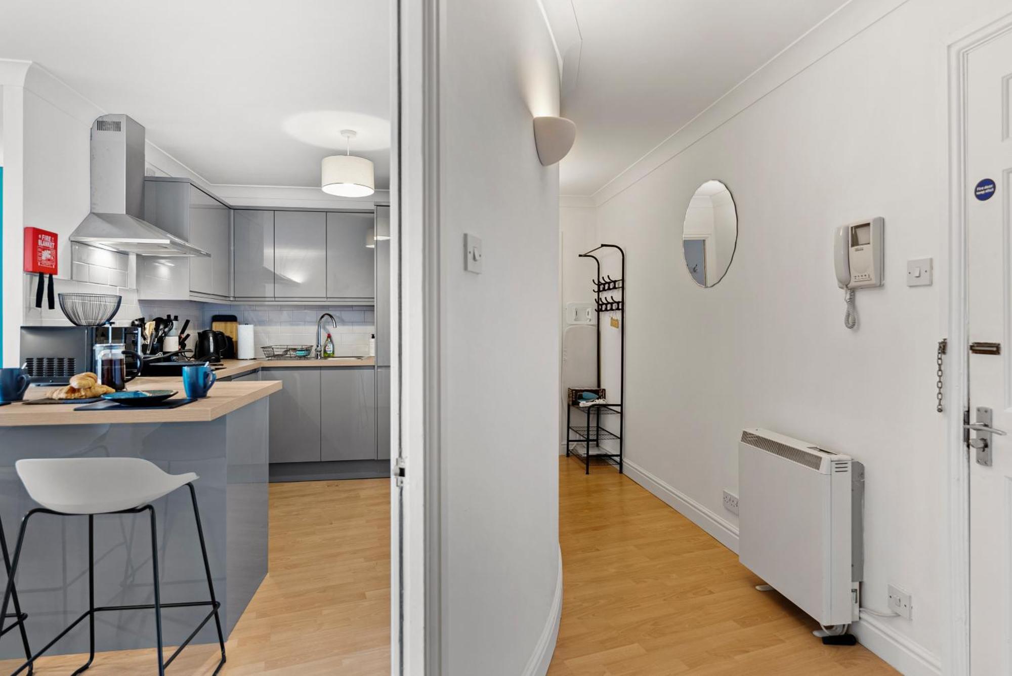 Apartment 9, Plaza