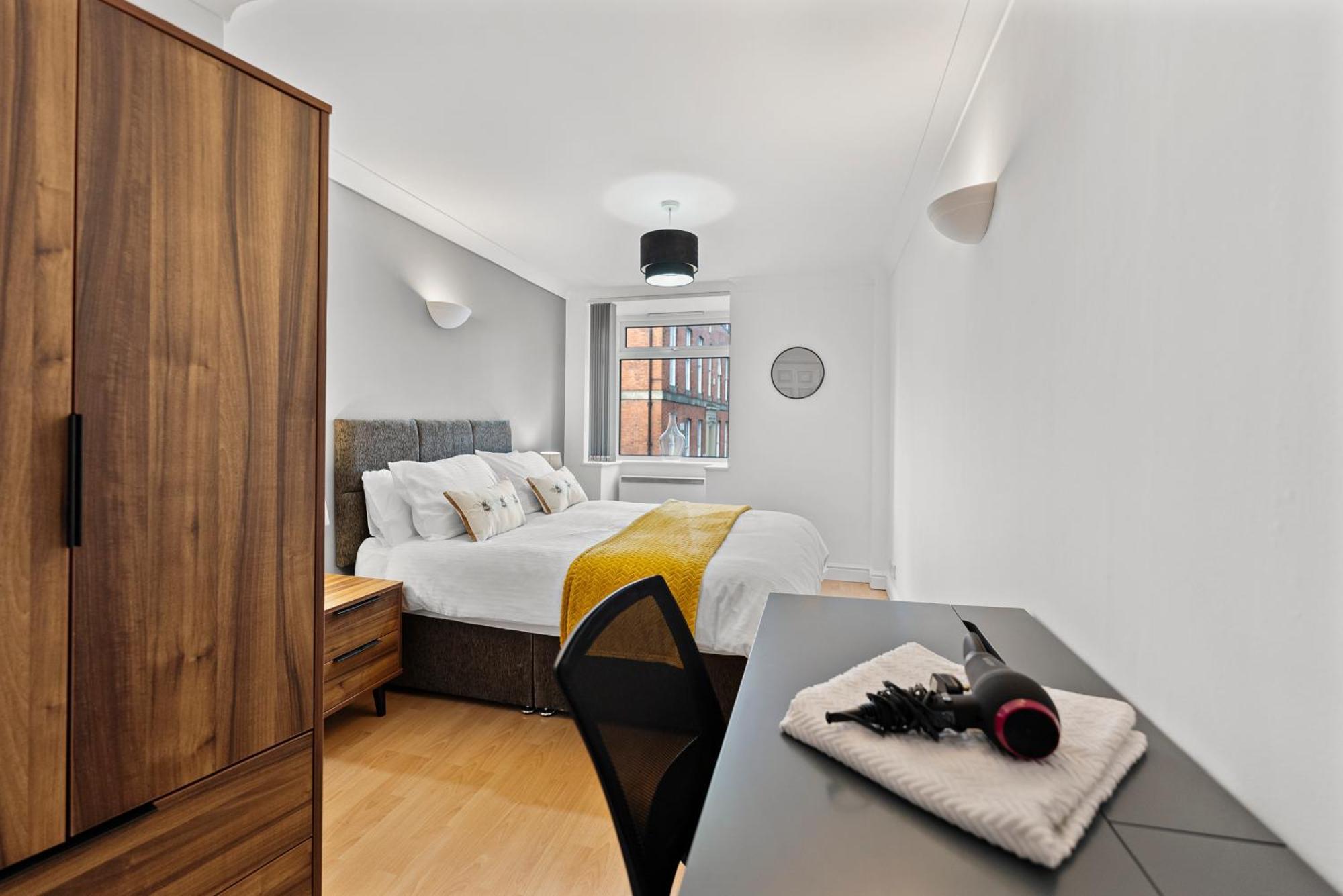 Apartment 9, Plaza