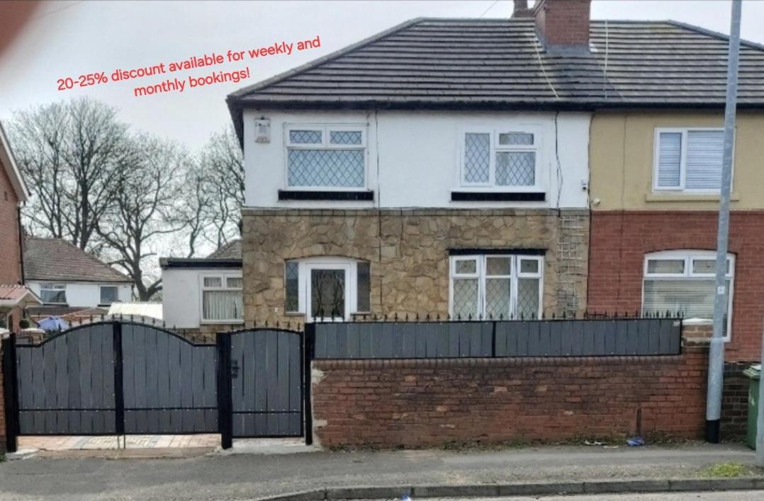 Holiday home Modern 3 Bedroom House, 3 Bathroom, Secure Parking, Wi-fi & Garden *