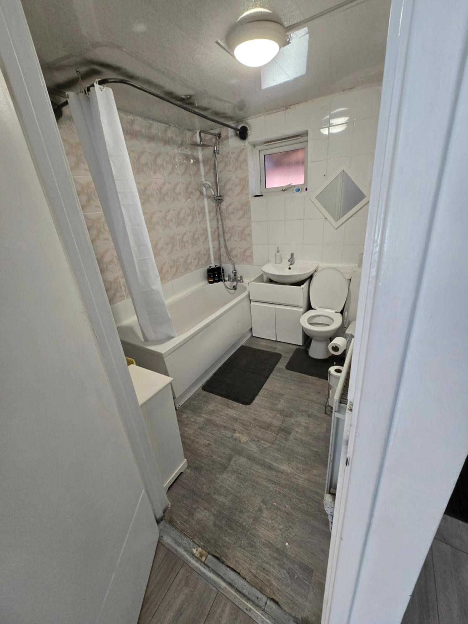 2 Bedroom Cozy Chambers With Free Parking Apartment *