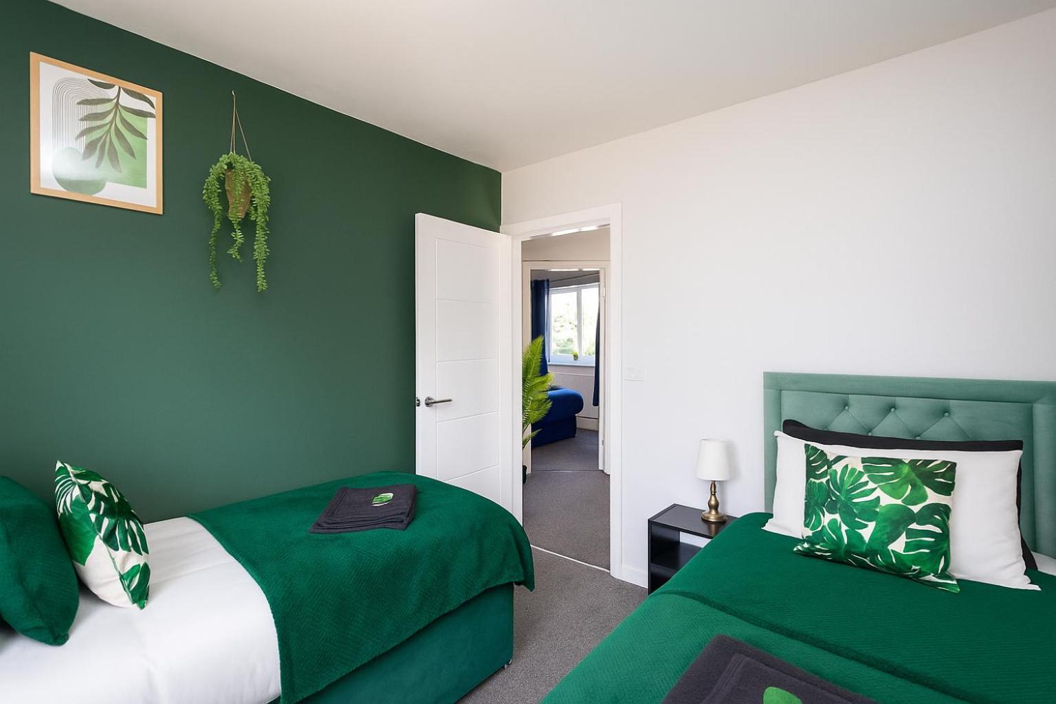 Alt-stay Leeds, M621 Junction 1 - Free Parking & Fast Wi-fi - Pool Table - Master En-suite - Ideal For Contractors & Long Holiday home *