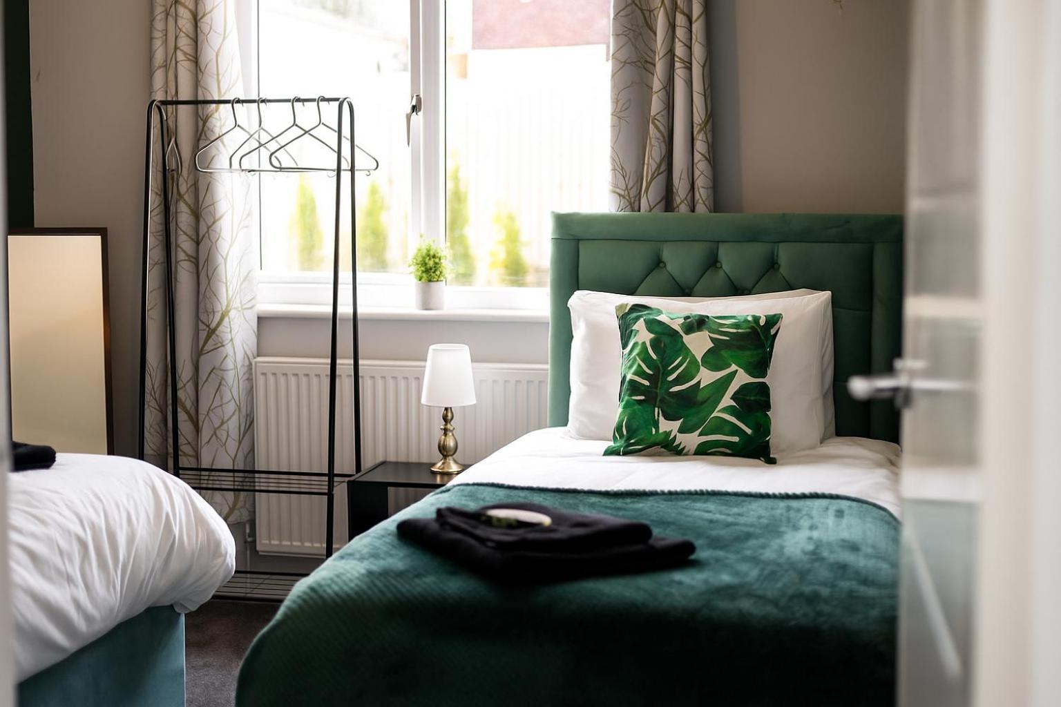 Alt-stay Leeds, M621 Junction 1 - Free Parking & Fast Wi-fi - Pool Table - Master En-suite - Ideal For Contractors & Long