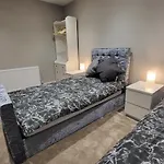 Kepler Residence Modern 4 Bedroom Property 1 Mile From Leeds Centre