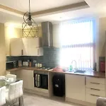 Beautiful 3 Bedroom 2 Bathroom House Close To City Centre