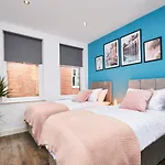 Stunning 2 Bed Apartment - Central Location