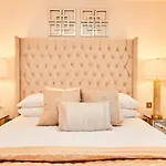 Primedoorstep King Deluxe City Centre Apt Balcony View& Free Parking!