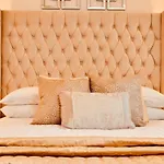 Primedoorstep King Deluxe City Centre Apt Balcony View& Free Parking!