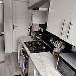 Homebird Property - Ashton House