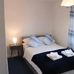 Spacious & Comfortable 3 Bedroom House - Free Wifi & Free Parking