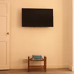 Spacious & Comfortable 3 Bedroom House - Free Wifi & Free Parking