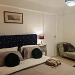 Immaculate 3-Bed House In Middleton