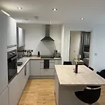 Lovely 2 Bed Apartment In Leeds Centre