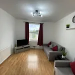 Modern 2 Bedroom Flat Close To City Centre