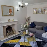 Modern & Elegant Home W/ Netflix And Parking