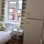 Home Away From Home - 2 Bed Free Parking & Wifi
