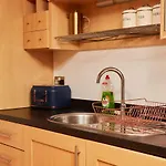 Primedoorstep Deluxe City Apt, River Canal View& Free Parking!