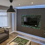 Modernised 4 Bedroom Property Close To City Centre, Harehills Lane
