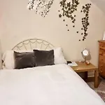 Centrally Located Double Bedroom In Leeds