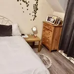 Centrally Located Double Bedroom In Leeds