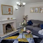 Modern 2-Bed Home - Private Garden Parking & Wifi