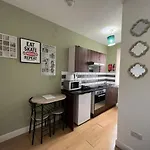 *Modern 1 Bedroom Apt Next To Centre*