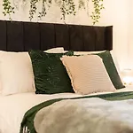 Peaceful Returns - 2 Bed House Near Roundhay Park